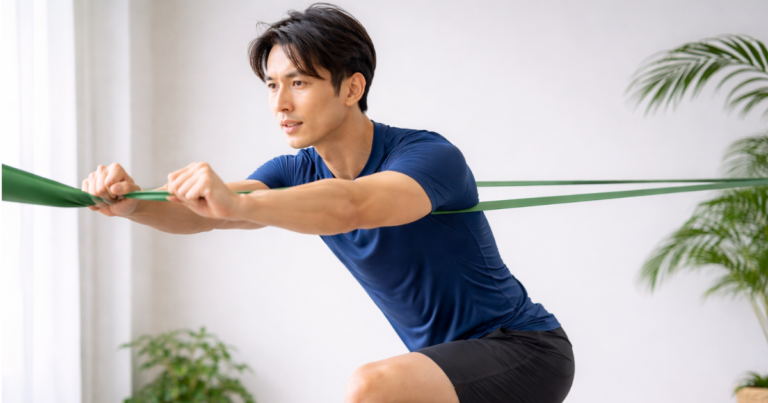 前鋸筋を意識したトレーニングを行う男性の横長写真