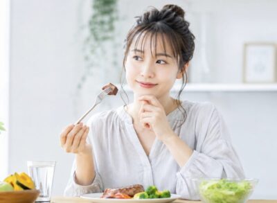 肉を食べながら腸内環境を意識する20代女性