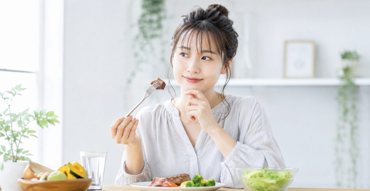肉を食べながら腸内環境を意識する20代女性